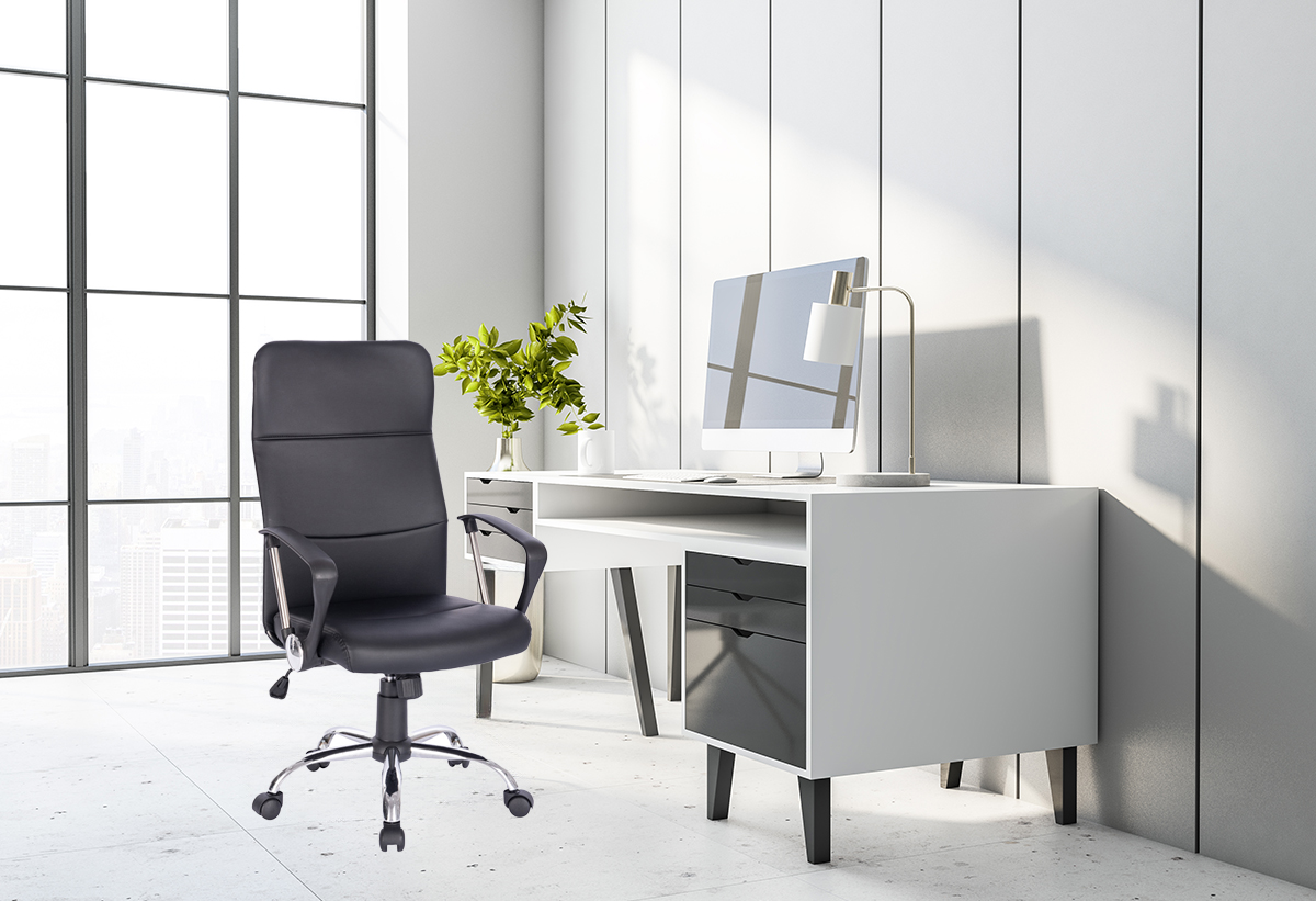 Απεικονίζεται η καρέκλα, τοποθετημένη μπροστά σε ένα γραφείο.